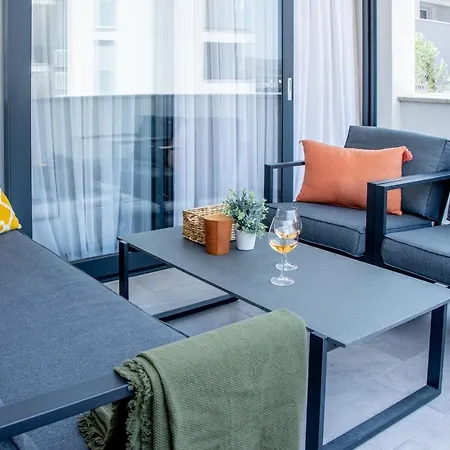 Apartamento Molo With A Terrace, Garden And A Heated Pool *