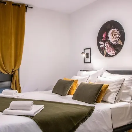 Molo With A Terrace, Garden And A Heated Pool Apartamento