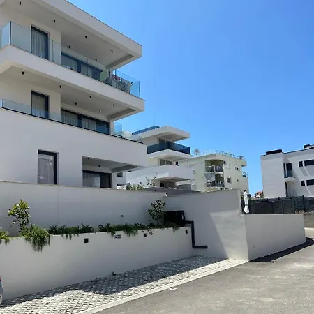 Apartamento Molo With A Terrace, Garden And A Heated Pool