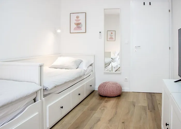 Apartamento Molo With A Terrace, Garden And A Heated Pool *