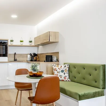 Διαμέρισμα Molo With A Terrace, Garden And A Heated Pool Τρογκίρ