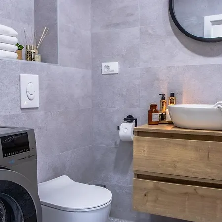 Molo With A Terrace, Garden And A Heated Pool شقة