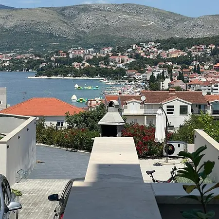 شقة Molo With A Terrace, Garden And A Heated Pool