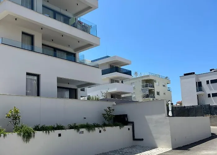 Apartament Molo With A Terrace, Garden And A Heated Pool